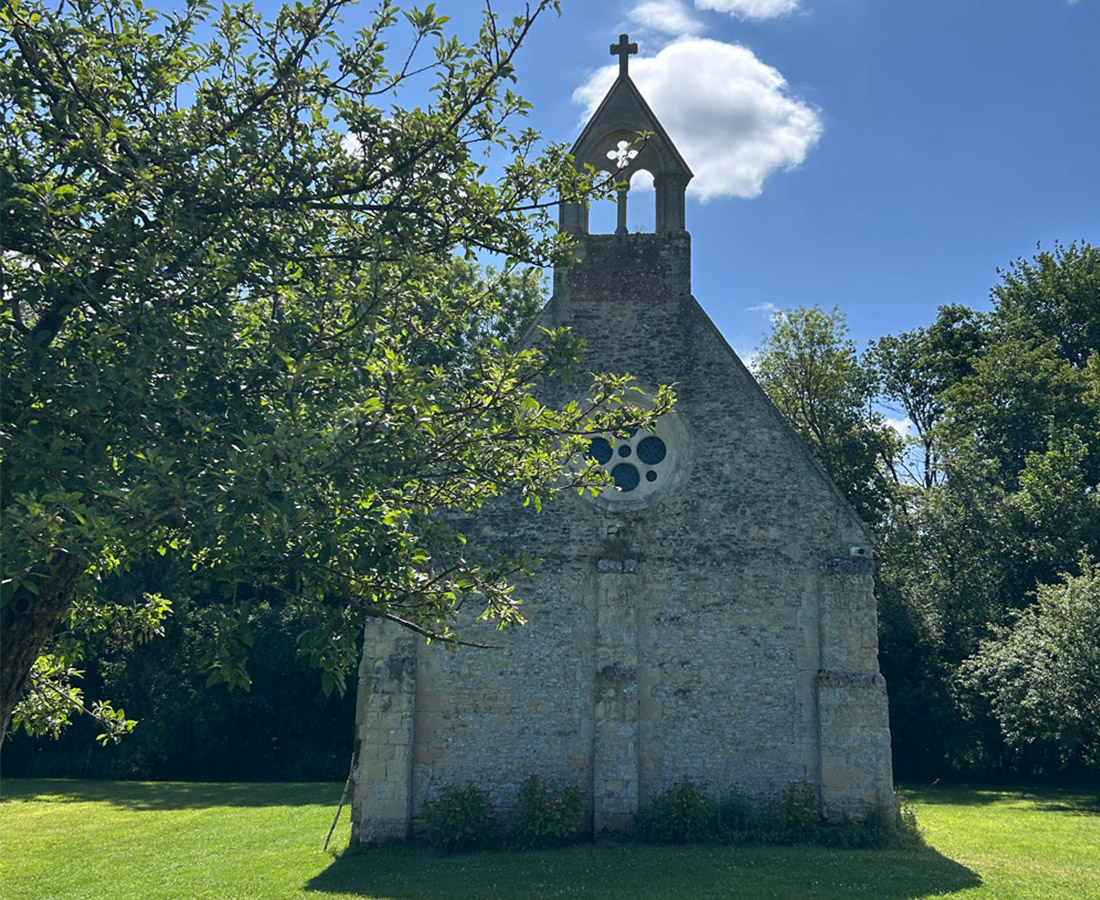 Façade chapelle désacralisée en Normandie