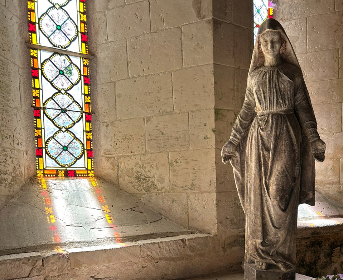 Statue et vitrail chapelle désacralisée en Normandie