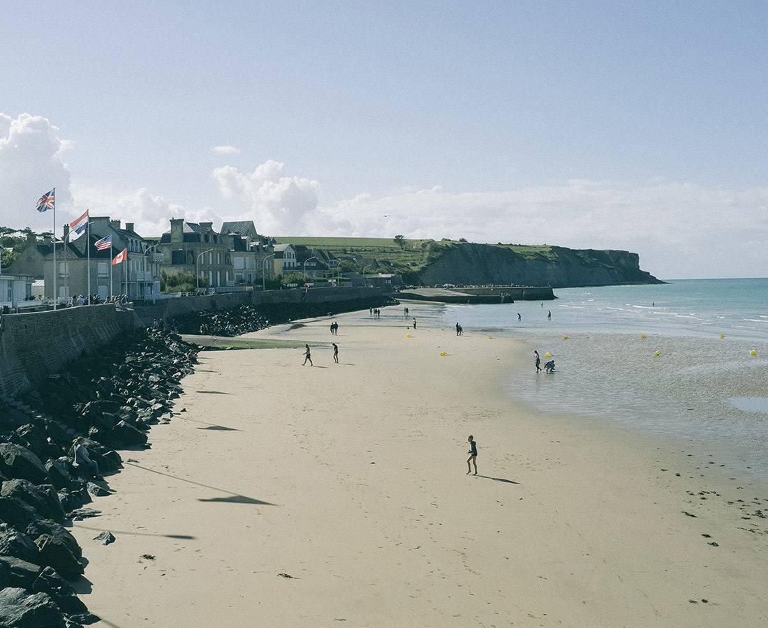 Plage en normandie avec des rochers