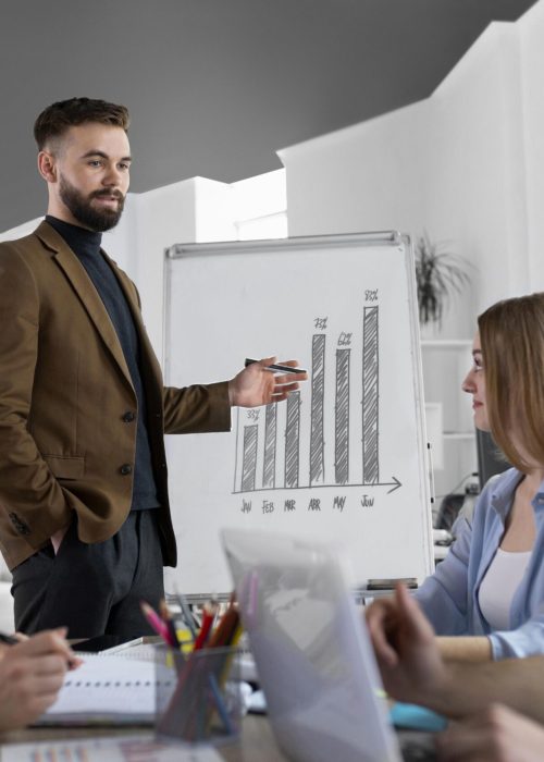 Dirigeant et salariés en atelier stratégique