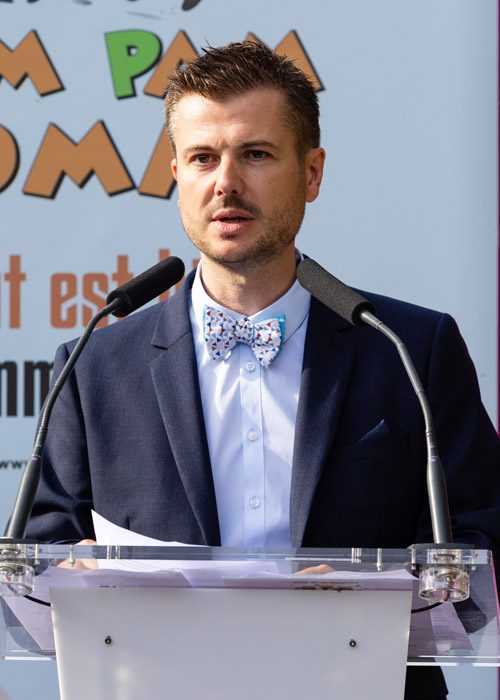 Nicolas Bassiere devant un micro
